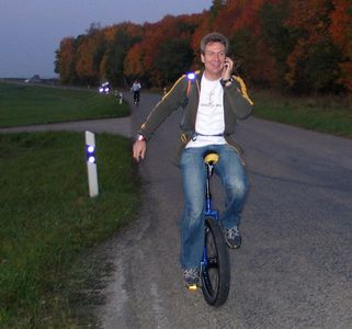 Beim Einradfahren telefonieren....