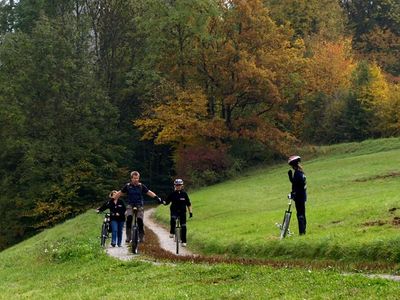 unter der Autobahn hindurch