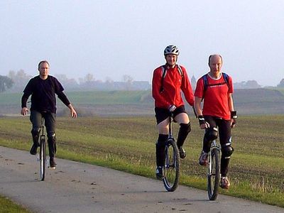 Viel Gegend und ein paar Einradfahrer