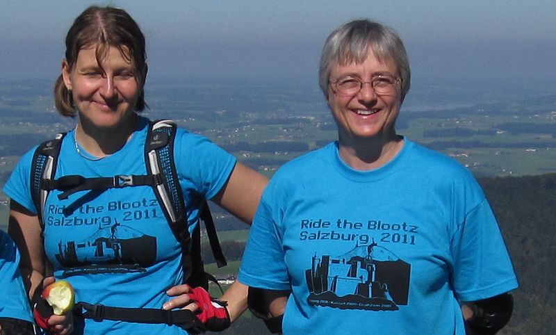 Claudia und Sanne mit den RTB Leiberln Claudia und Sanne mit den RTB Leiberln