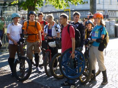 Warten auf den Gaisbergbus Warten auf den Gaisbergbus
