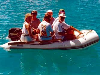 Mit dem Beiboot an Land Mit dem Beiboot an Land