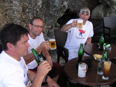 ein Anlegerbier in der Felsenbar