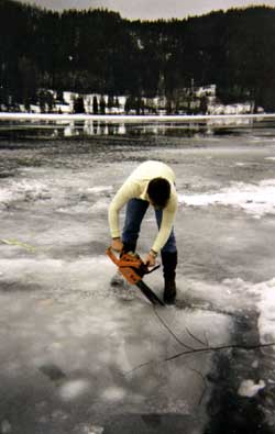 Volker schneidet mit der Kettensäge